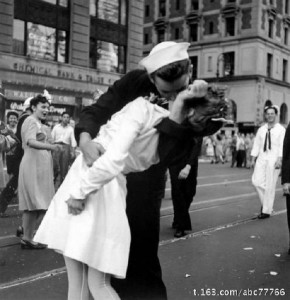 米国士兵与法国护士接吻
